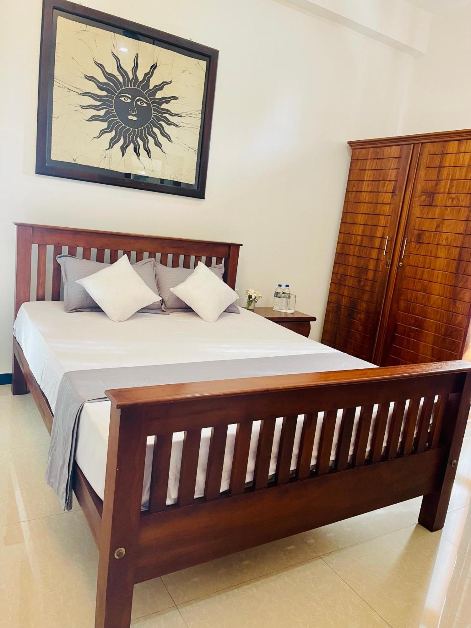 Sand & Surf Guest House Negombo Exteriör bild