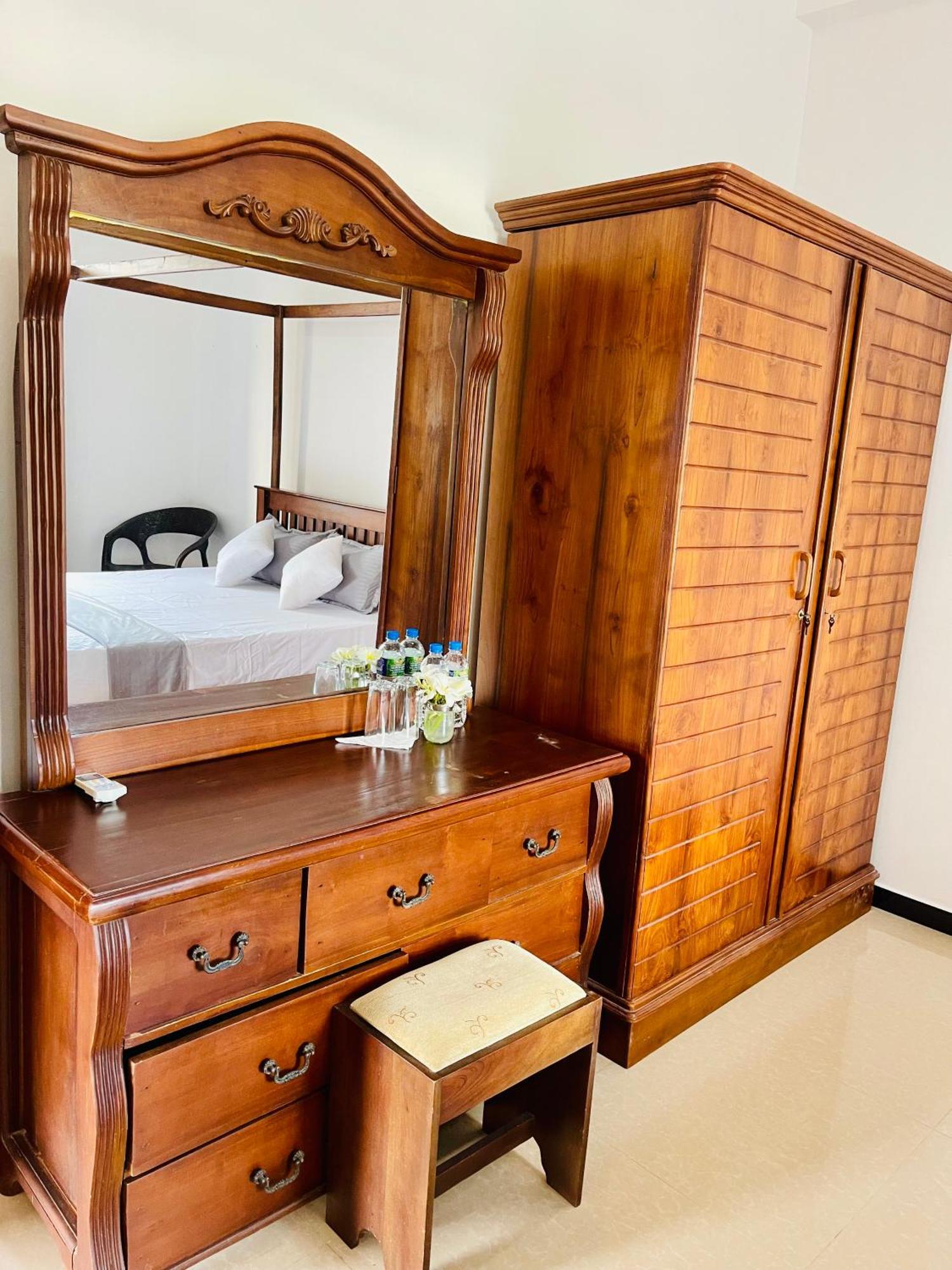 Sand & Surf Guest House Negombo Exteriör bild