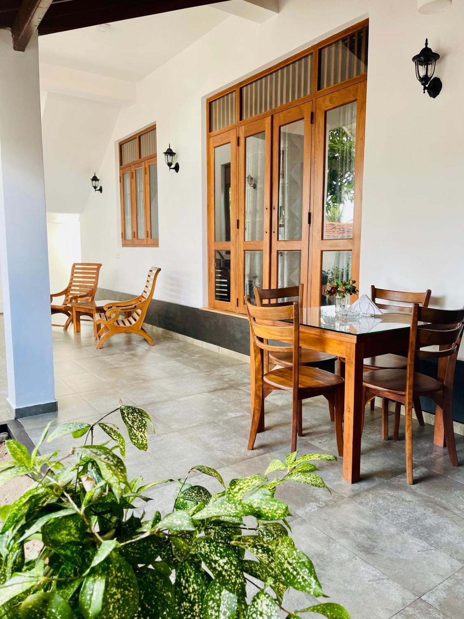 Sand & Surf Guest House Negombo Exteriör bild