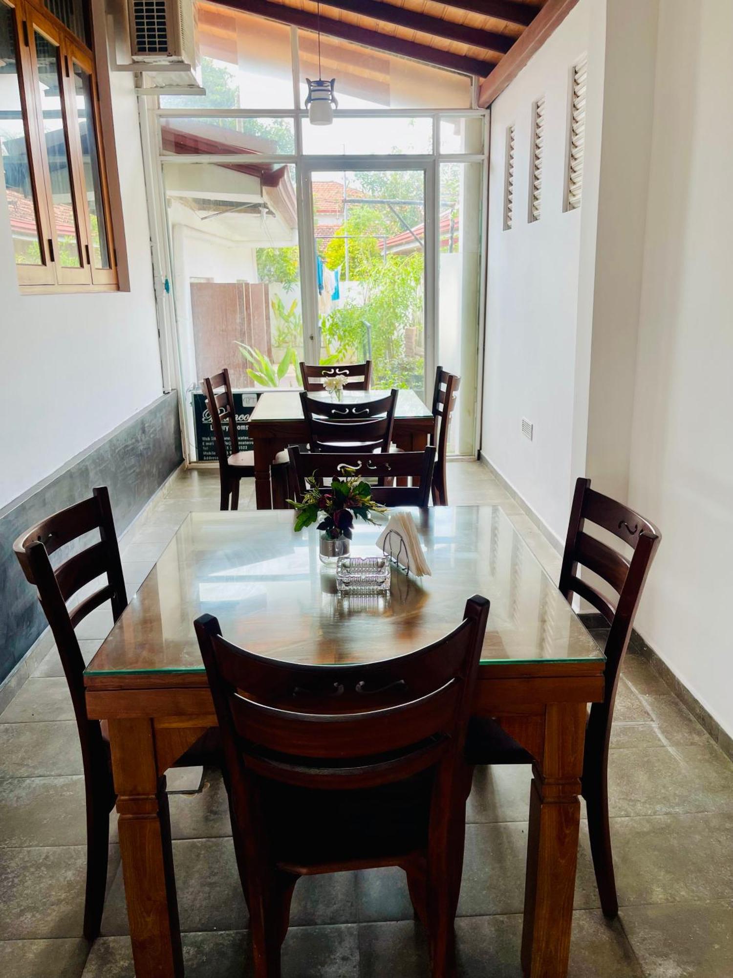 Sand & Surf Guest House Negombo Exteriör bild